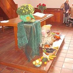 Erntedankgaben vor dem Altar